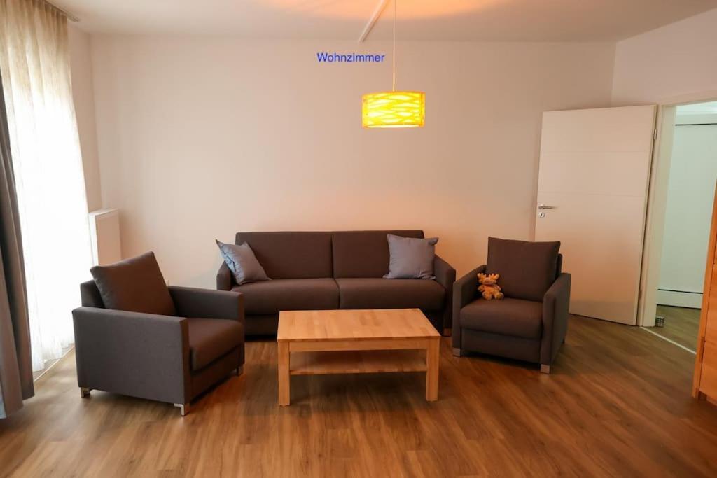 Freundliche Wohnung Mit Parkplatz Und Terrasse 新勃兰登堡 外观 照片