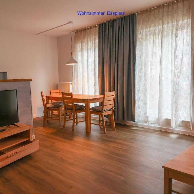 Freundliche Wohnung Mit Parkplatz Und Terrasse 新勃兰登堡 外观 照片