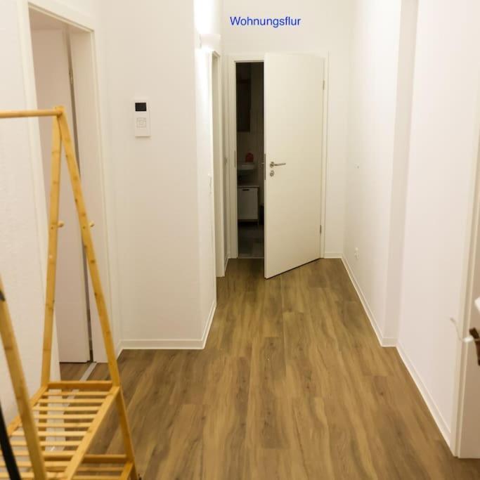 Freundliche Wohnung Mit Parkplatz Und Terrasse 新勃兰登堡 外观 照片