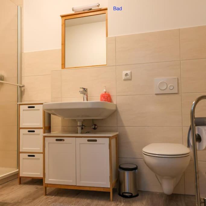 Freundliche Wohnung Mit Parkplatz Und Terrasse 新勃兰登堡 外观 照片