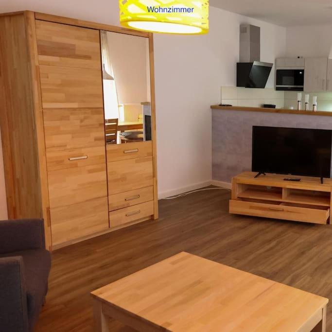 Freundliche Wohnung Mit Parkplatz Und Terrasse 新勃兰登堡 外观 照片