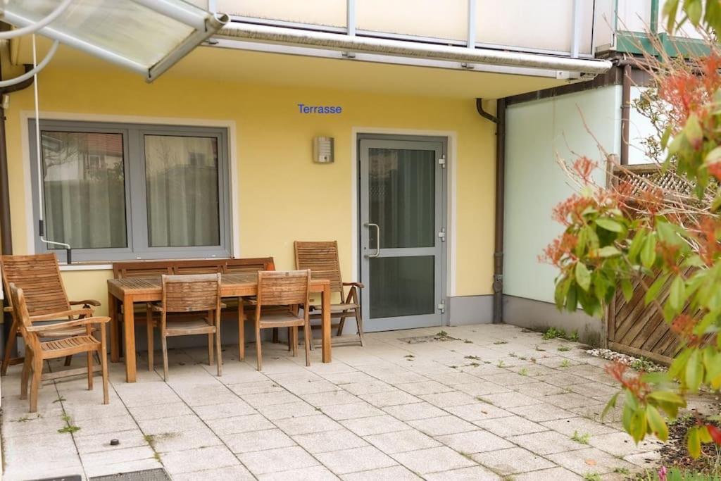 Freundliche Wohnung Mit Parkplatz Und Terrasse 新勃兰登堡 外观 照片